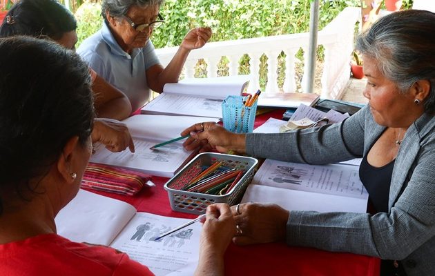 Un grupo de mujeres adultas mayores reciben clases en casas particulares. Foto: EFE