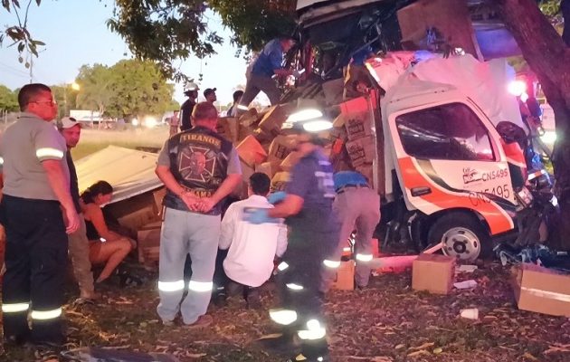 El conductor del bus quedó atrapado entre los hierros retorcidos del vehículo por más de 45 minutos. Foto, Melquíades Vásquez