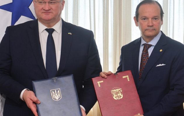 El ministro de Relaciones Exteriores de Ucrania, Andrii Sybiha y el ministro de Relaciones Exteriores de Panamá, Javier Martínez-Acha. Foto: EFE