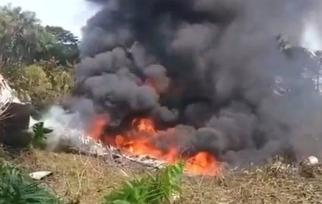 Captura de video tomada de rastreo de redes que muestra el accidente de un avión este lunes, en Putumayo (Nariño). Foto: EFE