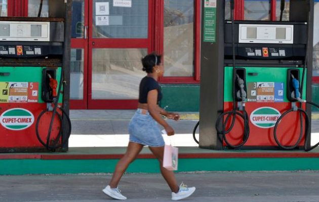 Una persona camina frente a una estación de gasolina en La Habana (Cuba). Foto: EFE Una persona camina frente a una estación de gasolina en La Habana (Cuba). Foto: EFE