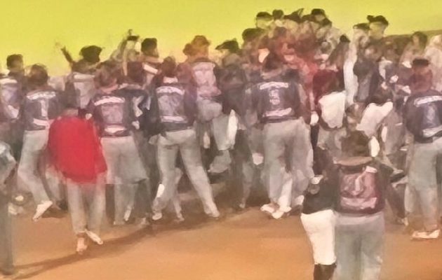 El ambiente se tornó incontrolable en cuestión de minutos, derivando en una pelea campal que se extendió por distintas áreas del estadio.