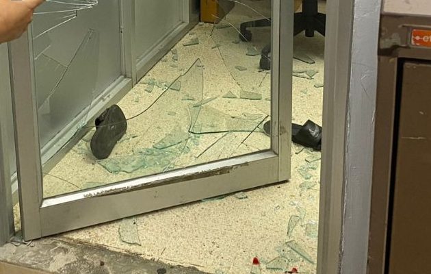 Se ocasionaron daños materiales en puertas y ventanillas. Foto: Cortesía