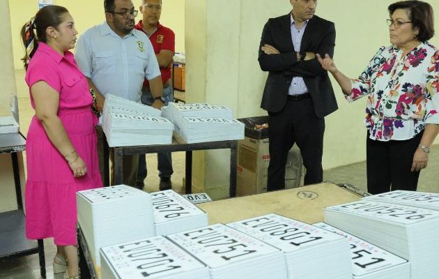 La entrega de placas marca el inicio del cronograma de abastecimiento nacional. Foto: Cortesía La entrega de placas marca el inicio del cronograma de abastecimiento nacional. Foto: Cortesía