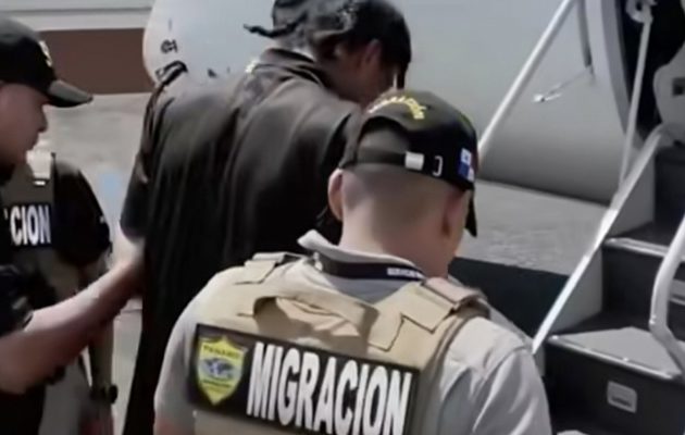 El extranjero fue deportado a su país.