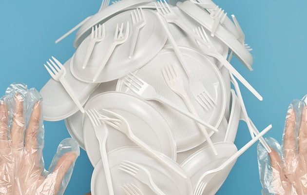  Los científicos designaron como microplásticos a las diminutas partículas que miden menos de 5 milímetros. Foto: EFE