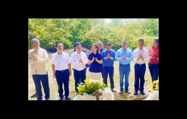 Embajadora durante la visita al cementerio. Foto: Diomedes Sánchez Embajadora durante la visita al cementerio. Foto: Diomedes Sánchez