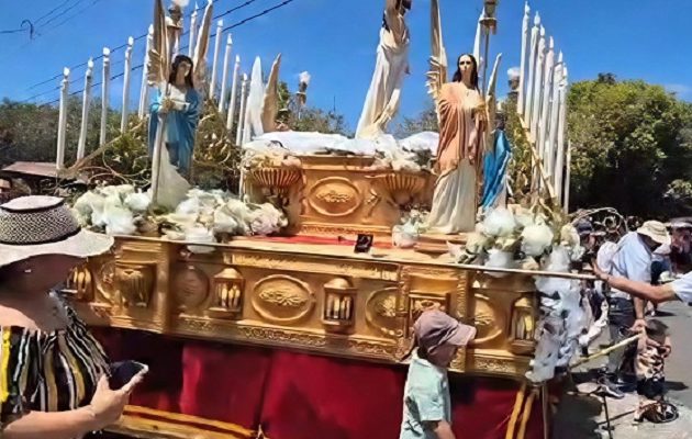 La Carrera de los Santos no solo marca el cierre de las celebraciones de Semana Santa, sino que también reafirma el arraigo de las tradiciones que distinguen a esta región panameña, donde la cultura popular sigue siendo protagonista año tras año. Foto. Thays Domínguez La Carrera de los Santos no solo marca el cierre de las celebraciones de Semana Santa, sino que también reafirma el arraigo de las tradiciones que distinguen a esta región panameña, donde la cultura popular sigue siendo protagonista año tras año. Foto. Thays Domínguez