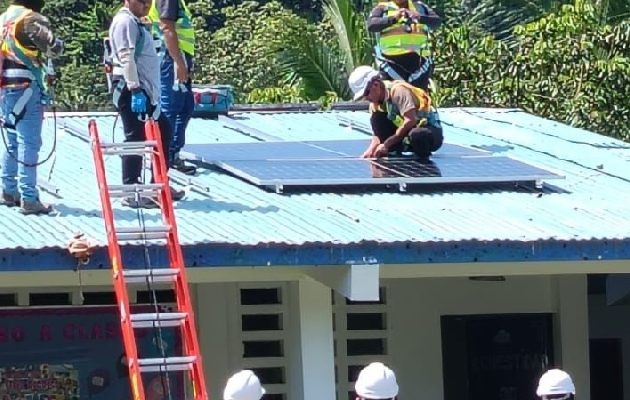 Los nuevos técnicos instalando paneles en una escuela. Foto: Cortesía Inadeh Los nuevos técnicos instalando paneles en una escuela. Foto: Cortesía Inadeh