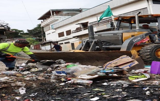 Labores de limpieza en áreas críticas del distrito de San Miguelito. Cortesía Labores de limpieza en áreas críticas del distrito de San Miguelito. Cortesía