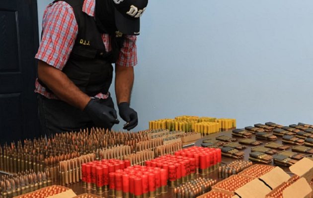 Las municiones se mantenían dentro de sus cajas originales y almacenadas en un cajón de plástico. / Fotocomposición: Eric Montenegro