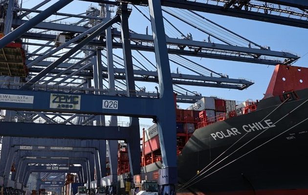 Autoridades gubernamentales realizaron ayer, jueves, un recorrido en el puerto de Balboa para verificar su funcionamiento luego del proceso de transición.  Cortesía 