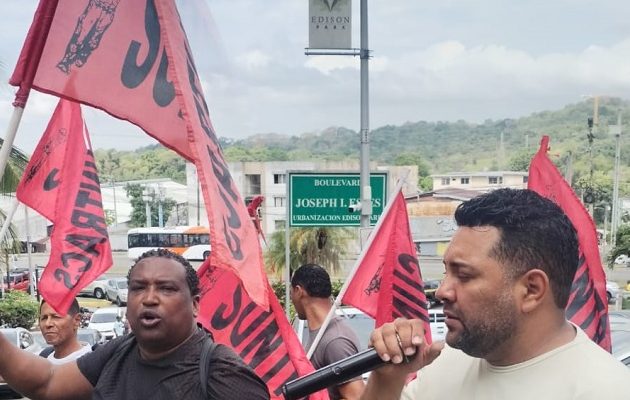 Obreros afiliados al Suntracs se manifestaron en las afueras de los juzgados de trabajo. Foto: Internet