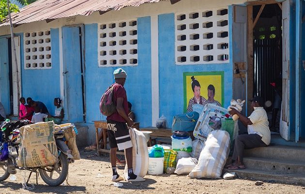 Personas refugiadas en una escuela en Marchand Dessalines (Haití). Foto: EFE