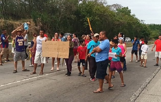 Los residentes exigen a las autoridades una solución definitiva al problema del suministro de agua potable. Foto. Melquíades Vásquez