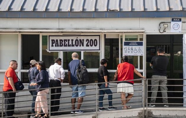 Personas esperan para poder votar este domingo, en Lima Perú. Foto: EFE Personas esperan para poder votar este domingo, en Lima Perú. Foto: EFE