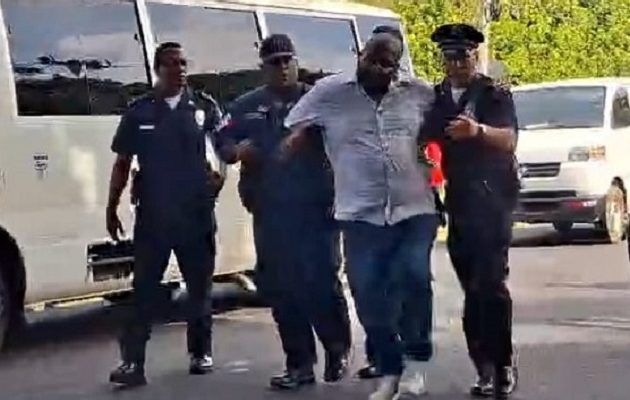 Por el momento se deconoce la cantidad de personas que han sido detenidas en esta protesta. Foto. Melquíades Vásquez Por el momento se deconoce la cantidad de personas que han sido detenidas en esta protesta. Foto. Melquíades Vásquez
