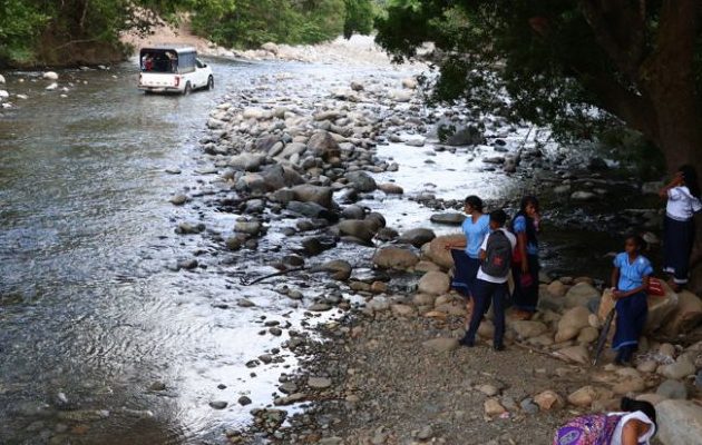 El camino a la escuela se ha vuelto un peligro mortal para miles de estudiantes indígenas de la comarca Ngäbe-Buglé. Foto: EFE El camino a la escuela se ha vuelto un peligro mortal para miles de estudiantes indígenas de la comarca Ngäbe-Buglé. Foto: EFE