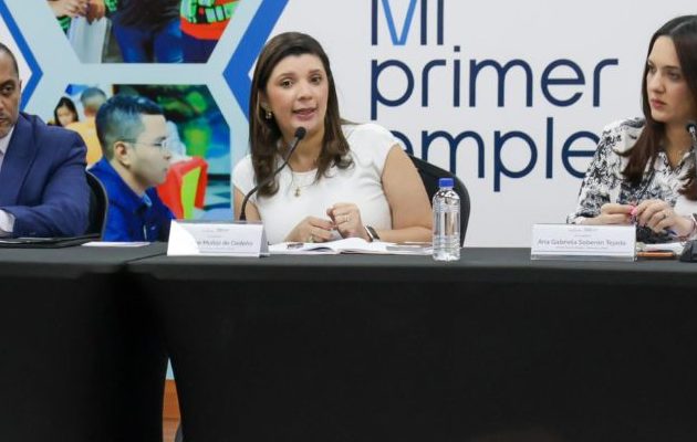 La ministra Jackeline Muñoz de Cedeño un llamado enérgico a la empresa. Foto: Cortesía
