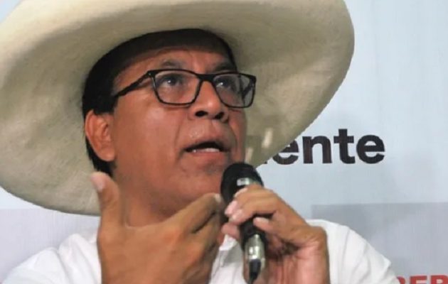 El candidato de Juntos por el Perú, Roberto Sánchez, copiando el estilo del depuesto expresidente, Pedro Castillo. Fotro: EFE/ Fernando Gimeno