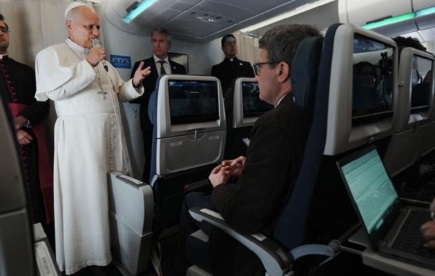 El papa a bordo del avión papal. Foto: EFE