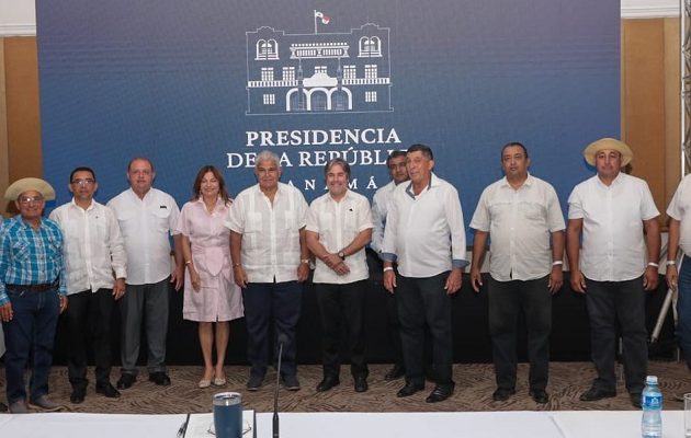 Durante su reciente gira a Los Santos, el presidente Mulino hizo la entrega de títulos. Foto. Cortesía