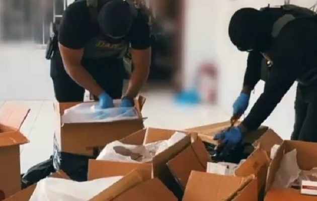 Las autoridades también ubicaron dos bolsas que contenían hierba seca de presunta marihuana. Foto. Senafront