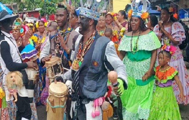 Durante el acto también fue revelada la fotografía de Catalina Monserrate, histórica Reina Congo, obra donada por la fotógrafa Sandra Eleta.
