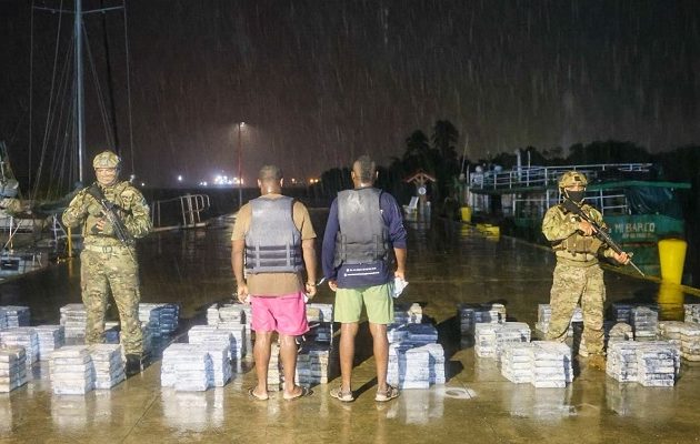 Estos ciudadanos fueron capturados durante una acción de la Fiscalía de Drogas de Colón y Guna Yala. Foto. PN