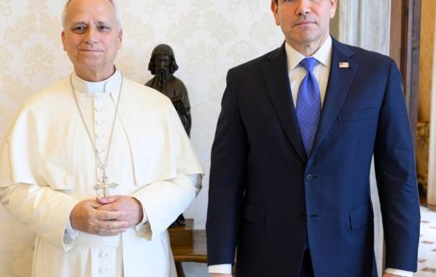 El papa León XIV (i), durante su audiencia privada este jueves con el secretario de Estado estadounidense, Marco Rubio (d). Foto: EFE