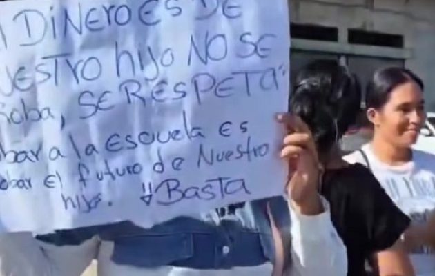 Actualmente, no todos los estudiantes están asegurados, lo cual es preocupante, dijo la madre de familia. 