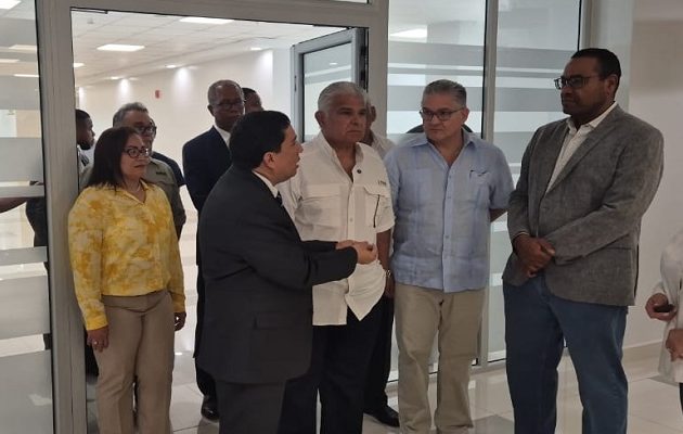 Presidente Mulino duranet su visita al hospital. Foto: Cortesía