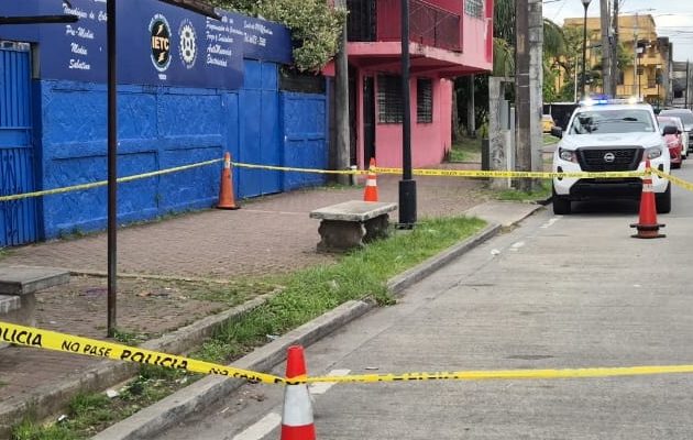 El estudiante estaba afuera del plantel educativo y fue atacado por un pistolero. 