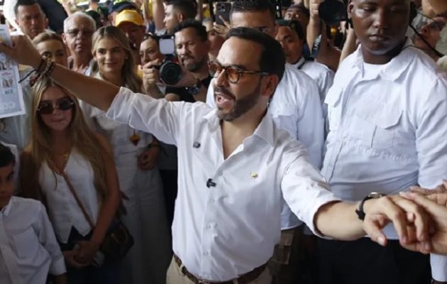 El candidato presidencial del movimiento Defensores de la Patria, Abelardo de la Espriella, vota en Barranquilla (Colombia). EFE/ Ernesto Guzmán Jr.