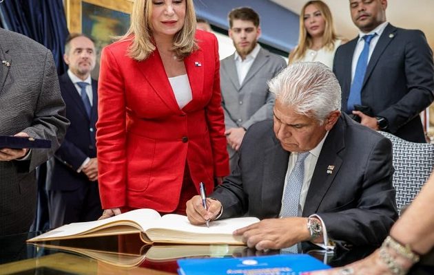 La delegación panameña, encabezada por el presidente José Raúl Mulin, durante su viaje a Grecia también se reunió con la comunidad de armadores griegos en busca de nuevas adhesiones al registro. Cortesía