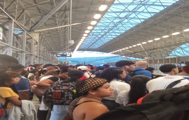 Abordar el tren se convirtió en una verdadera odisea para miles de pasajeros.