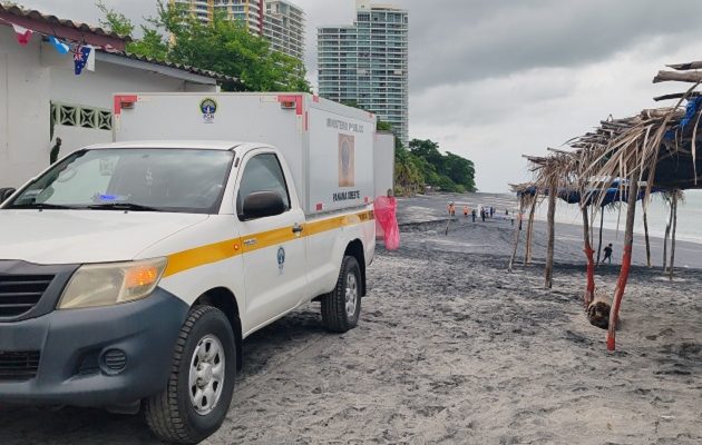 La versión de los acompañantes es que una corriente de resaca sorprendió al ahora occiso y, aunque se intentó rescatarlo, no fue posible. La versión de los acompañantes es que una corriente de resaca sorprendió al ahora occiso y, aunque se intentó rescatarlo, no fue posible.