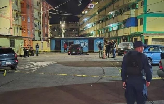 Las autoridades iniciaron la investigación por este hecho violento que dejó a estas tres personas heridas. Las autoridades iniciaron la investigación por este hecho violento que dejó a estas tres personas heridas.