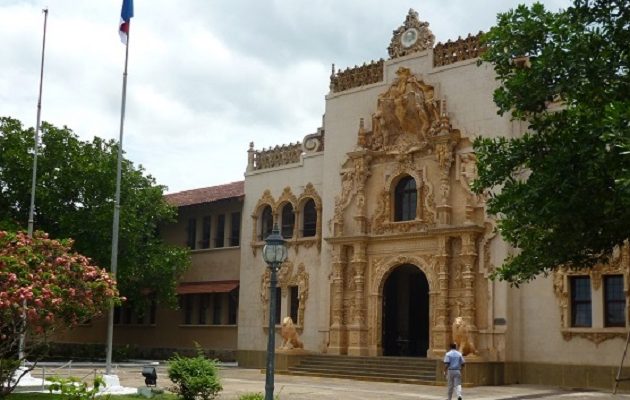 un grupo de padres de familia comenzó a expresar inquietudes y cuestionamientos públicos sobre la actuación de la dirección de la Escuela Normal de Santiago ante lo sucedido. Foto. Melquíades Vásquez
