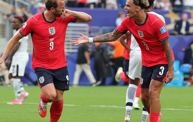 Harry Kane (i) celebra el gol, tercero de su cuenta en el Mundial. Foto: EFE