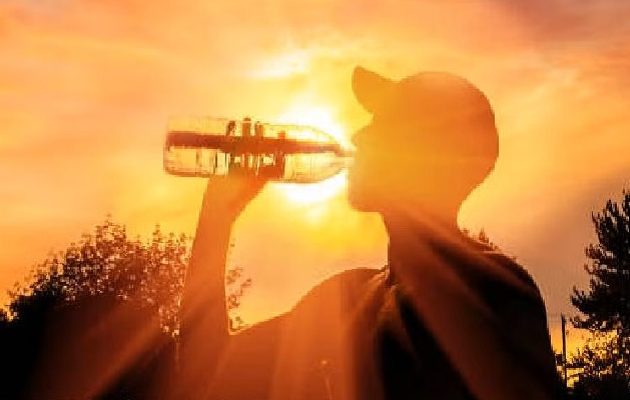 Hidratarse durante los golpes de calor es importante para la salud. Hidratarse durante los golpes de calor es importante para la salud.