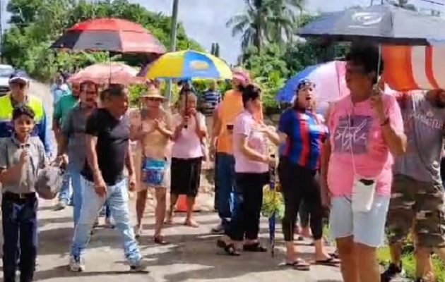 Los residentes del área precisaron que tenían 15 de estar sin agua potable. Foto. Eric Montenegro Los residentes del área precisaron que tenían 15 de estar sin agua potable. Foto. Eric Montenegro