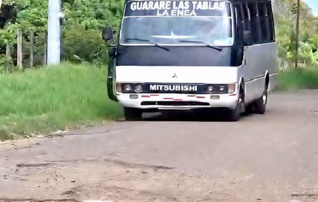 Ni los taxis ni los buses quieren pasar por el área por el deterioro de la vía. Foto. Thays Domínguez Ni los taxis ni los buses quieren pasar por el área por el deterioro de la vía. Foto. Thays Domínguez