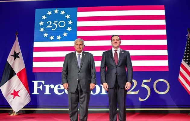 El presidente José Raúl Mulino junto al embajador Kevin Marino Cabrera. Foto: Cortesía