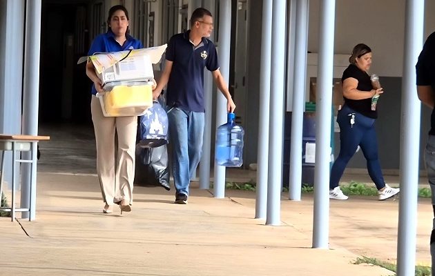 Los pades de familia del plante, los administrativos y funcionarios de salud, llevaron a cabo una exhaustiva limpieza. Foto. Thays Domínguez Los pades de familia del plante, los administrativos y funcionarios de salud, llevaron a cabo una exhaustiva limpieza. Foto. Thays Domínguez