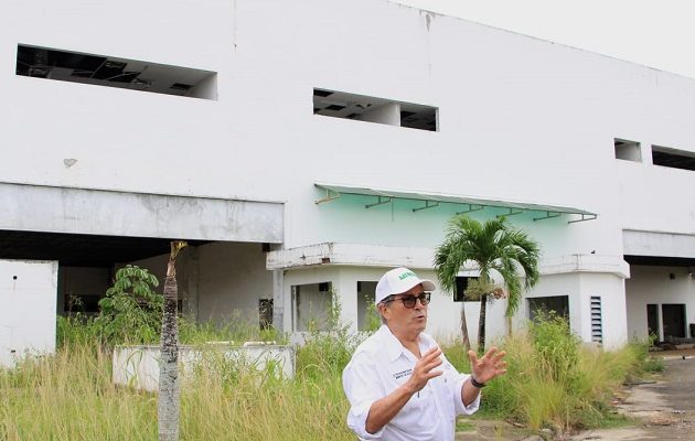 El ministro Boyd Galindo frente al abandonado Minsa-Capsi de Puerto Camito. Foto: Cortesía Minsa El ministro Boyd Galindo frente al abandonado Minsa-Capsi de Puerto Camito. Foto: Cortesía Minsa