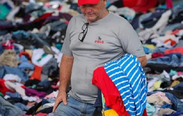 Una persona selecciona ropa este sábado, en La Guaira (Venezuela). EFE/ Raúl Martínez