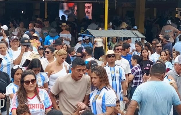 Durante toda la jornada, el parque central se convirtió en una verdadera marea celeste y blanca. Foto. Thays Domínguez Durante toda la jornada, el parque central se convirtió en una verdadera marea celeste y blanca. Foto. Thays Domínguez