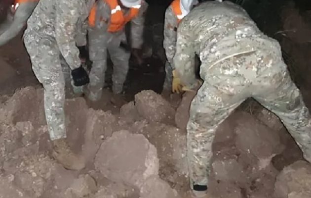 Fotografía cedida este domingo por el Ministerio de Defensa de Perú que muestra a integrantes de las Fuerzas Armadas removiendo escombros tras un sismo en la provincia de Chupaca, en la región de Junín (Perú). EFE/ Ministerio de Defensa de Perú Fotografía cedida este domingo por el Ministerio de Defensa de Perú que muestra a integrantes de las Fuerzas Armadas removiendo escombros tras un sismo en la provincia de Chupaca, en la región de Junín (Perú). EFE/ Ministerio de Defensa de Perú