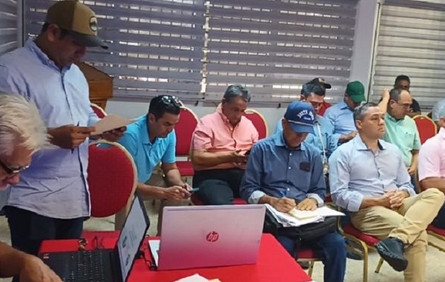 El presidente de la FENAPAR, Omar Spiegel, aseguró que en estos momentos existe suficiente grano en el país para cubrir la demanda de los consumidores, por lo que hizo un llamado a la población a mantener la tranquilidad. Foto. Melquíades Vásquez El presidente de la FENAPAR, Omar Spiegel, aseguró que en estos momentos existe suficiente grano en el país para cubrir la demanda de los consumidores, por lo que hizo un llamado a la población a mantener la tranquilidad. Foto. Melquíades Vásquez